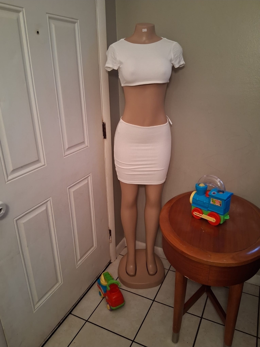 Women's White Bodycon Mini Skirt - Classic Slim Fit